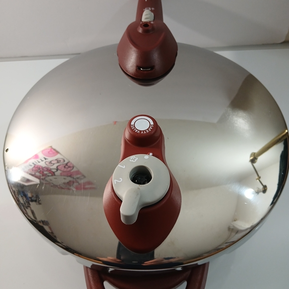 Silver and Red Pressure Cooker 4L - Picture 5 of 15